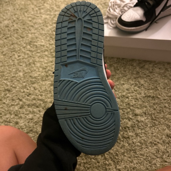 Jordan 1 University Blue (women’s) size 6 - Picture 3 of 10